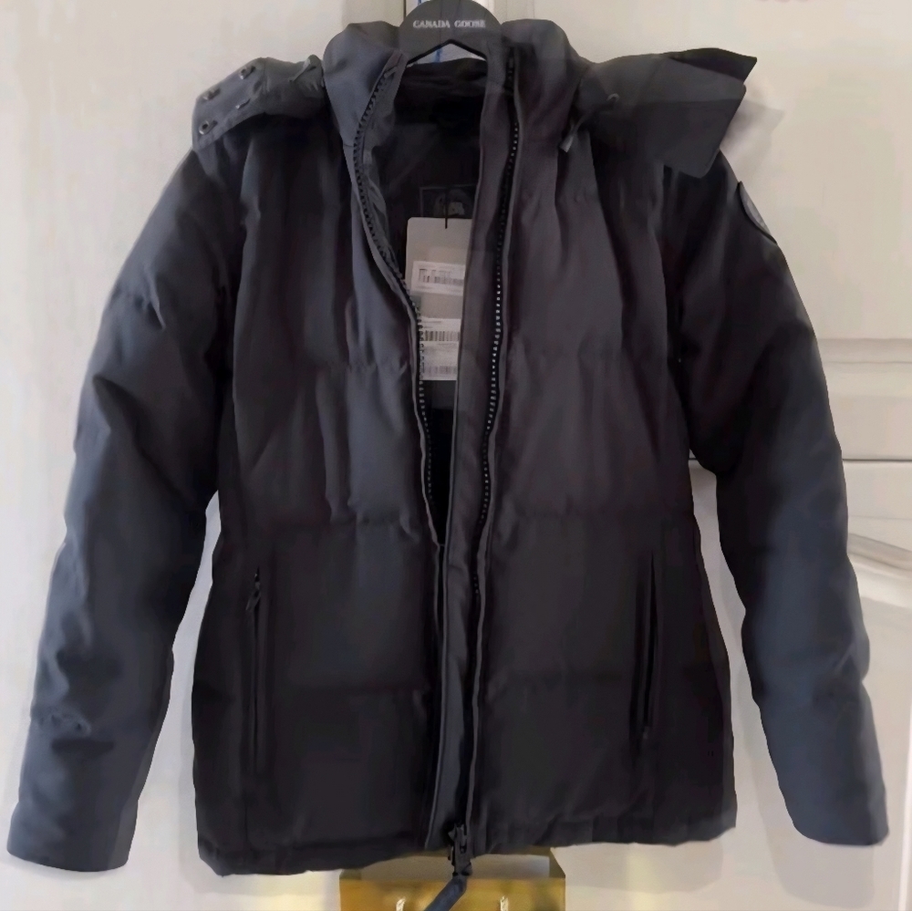 NWT Canada Goose Womens Jacket Large
